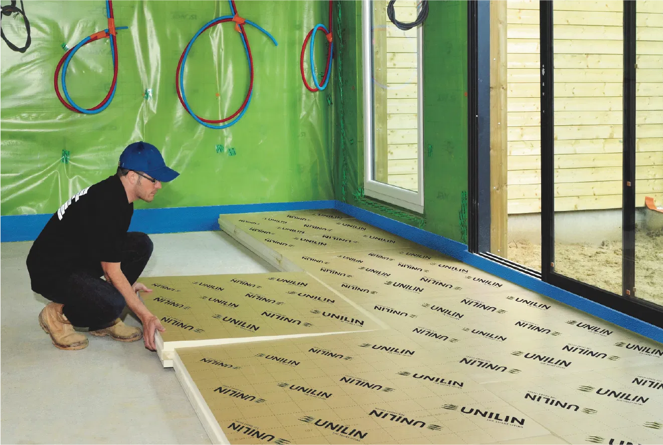 Pose de panneaux en PIR, pour une isolation intérieur du sol.