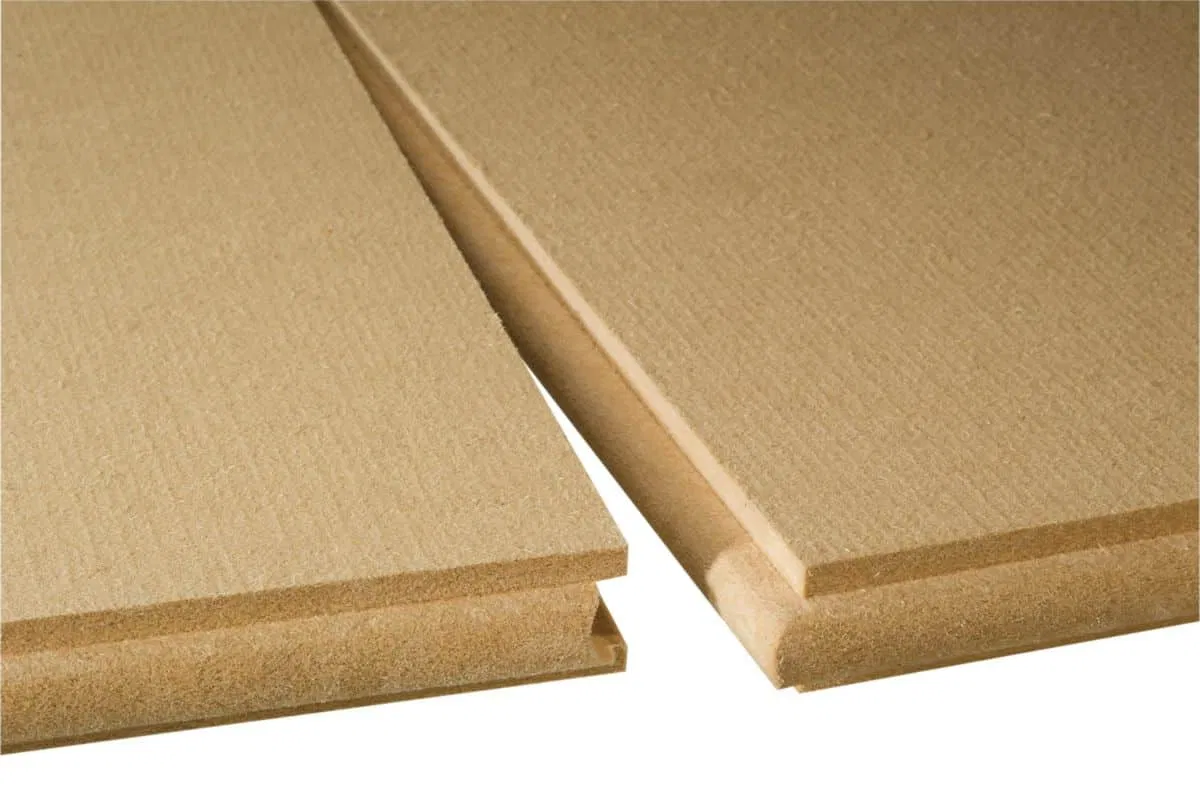 Un panneau isolant en fibre de bois avec les bords usinés